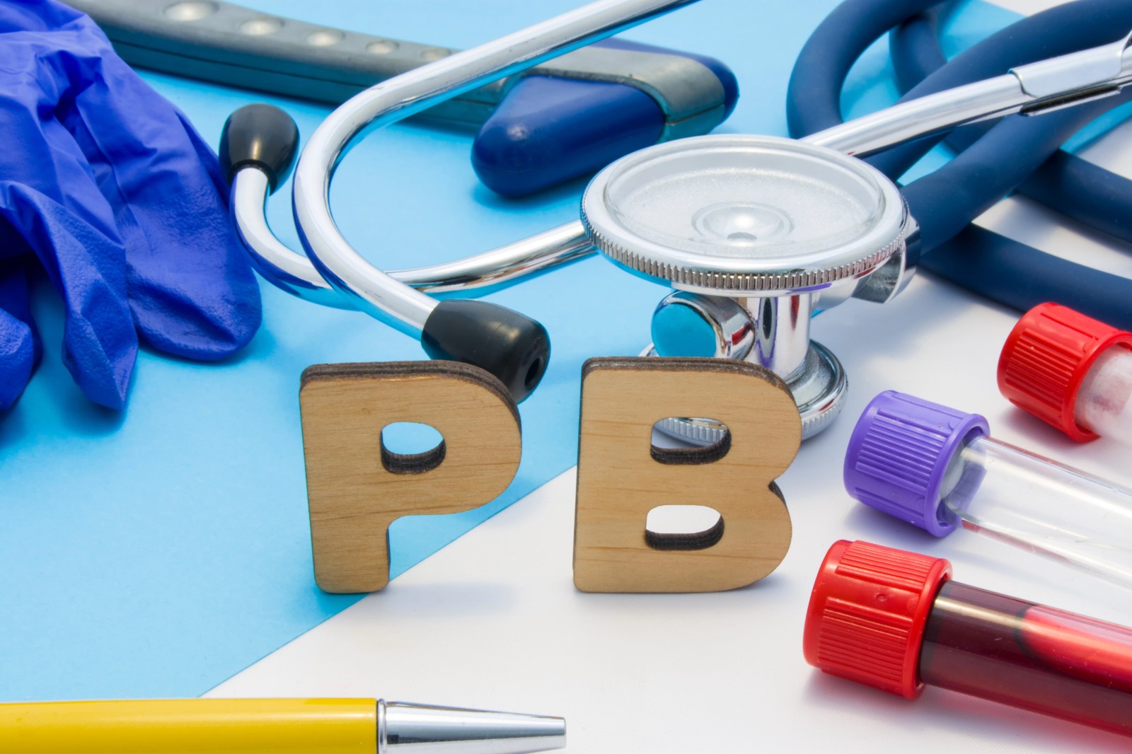 7dfbc14553af400196e67578f01c54d6.jpg 藍(lán)色背景下的醫(yī)療工具和字母組合.jpg